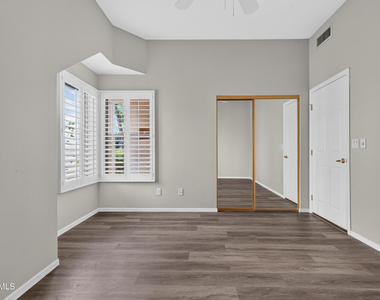 8270 N Hayden Road - Photo Thumbnail 4
