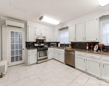 1209 Oakwood Avenue - Photo Thumbnail 8