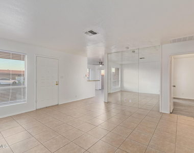 511 W Blackhawk Drive - Photo Thumbnail 6