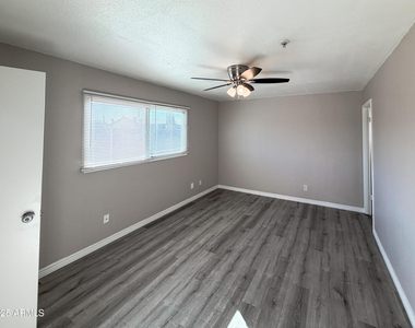 6301 W Earll Drive - Photo Thumbnail 5