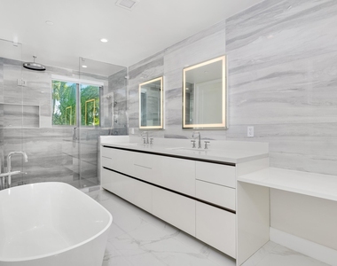 495 E Royal Palm Road - Photo Thumbnail 19