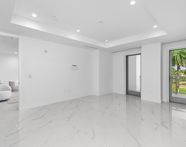 495 E Royal Palm Road - Photo Thumbnail 17