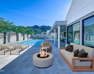 9407 S 13th Way - Photo Thumbnail 2