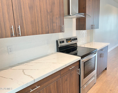 915 E Missouri Avenue - Photo Thumbnail 9