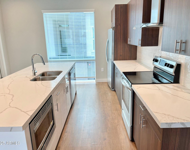 915 E Missouri Avenue - Photo Thumbnail 4
