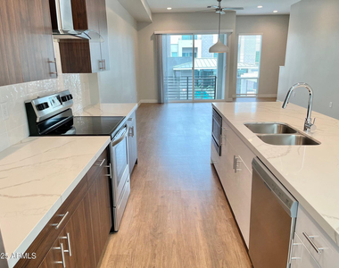 915 E Missouri Avenue - Photo Thumbnail 7