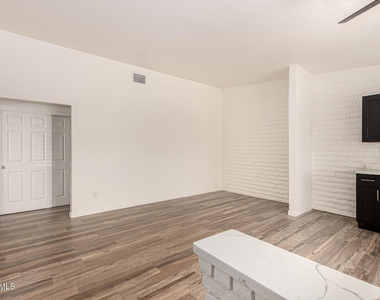 5926 W Rose Lane - Photo Thumbnail 3