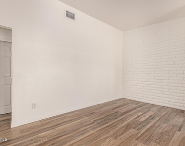 5926 W Rose Lane - Photo Thumbnail 8