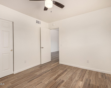 5926 W Rose Lane - Photo Thumbnail 13