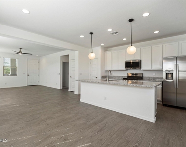 25101 N 141st Avenue - Photo Thumbnail 7
