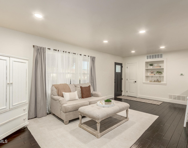 1935 E Coolidge Street - Photo Thumbnail 8