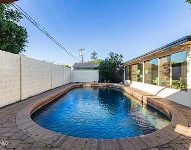 1935 E Coolidge Street - Photo Thumbnail 27