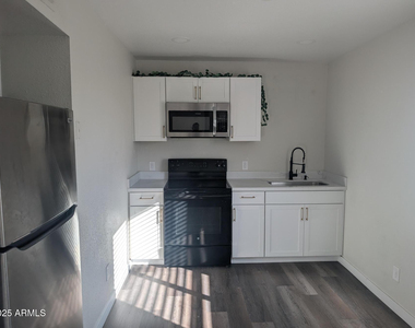 7160 N 53rd Avenue - Photo Thumbnail 1