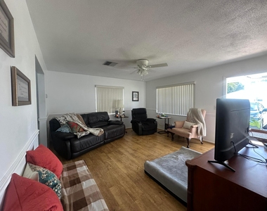 806 Ocean Drive - Photo Thumbnail 2