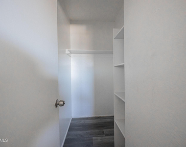 1703 W Mountain View Road - Photo Thumbnail 11