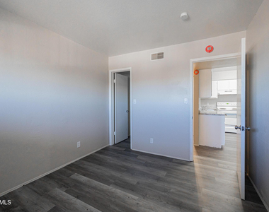 1703 W Mountain View Road - Photo Thumbnail 9