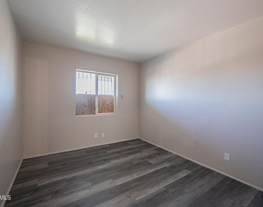 1703 W Mountain View Road - Photo Thumbnail 8