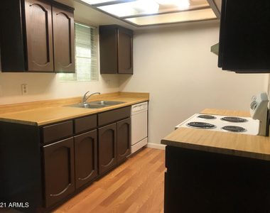 3131 W Cochise Drive - Photo Thumbnail 5