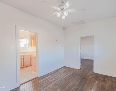 2032 W Adams Street - Photo Thumbnail 1