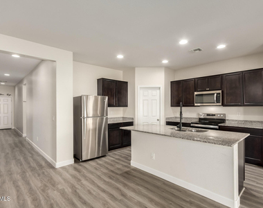 11204 W Mobile Lane - Photo Thumbnail 7