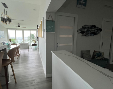 1041 Hillsboro - Photo Thumbnail 15