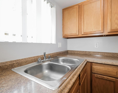 3313 W Harmont Drive - Photo Thumbnail 8