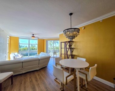 806 E Windward Way - Photo Thumbnail 2