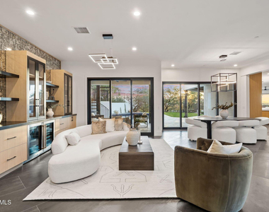 3135 E Palo Verde Drive - Photo Thumbnail 6