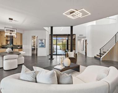 3135 E Palo Verde Drive - Photo Thumbnail 8