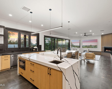 3135 E Palo Verde Drive - Photo Thumbnail 12