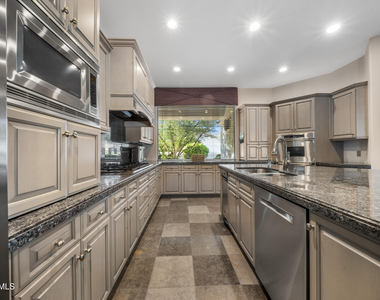 8350 E Via Del Sol Drive - Photo Thumbnail 12
