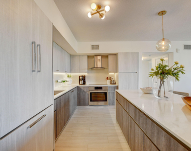 111 Se 1st Avenue - Photo Thumbnail 3