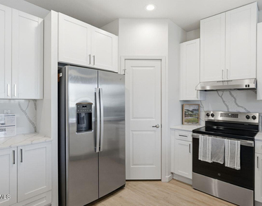7959 N 53rd Avenue - Photo Thumbnail 8