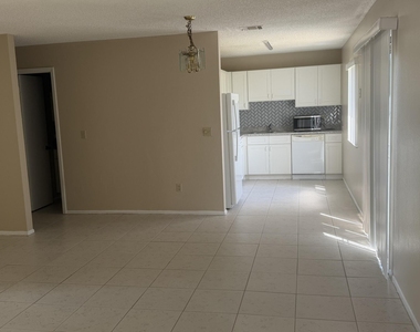 1131 Se Parrish Court - Photo Thumbnail 2
