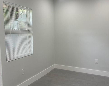 12322 Ne 6th Avenue - Photo Thumbnail 3
