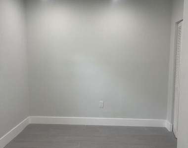 12322 Ne 6th Avenue - Photo Thumbnail 4