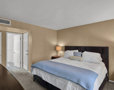 8649 E Royal Palm Road - Photo Thumbnail 14