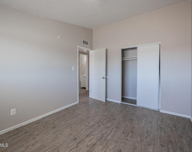 2115 W Devonshire Avenue - Photo Thumbnail 12