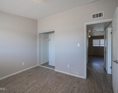 2115 W Devonshire Avenue - Photo Thumbnail 10