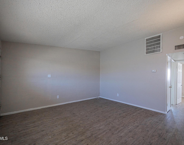 2115 W Devonshire Avenue - Photo Thumbnail 5