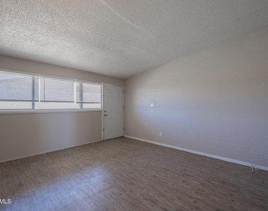 2115 W Devonshire Avenue - Photo Thumbnail 2