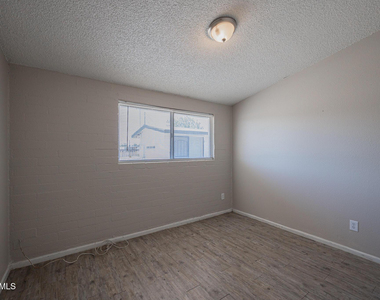 2115 W Devonshire Avenue - Photo Thumbnail 9