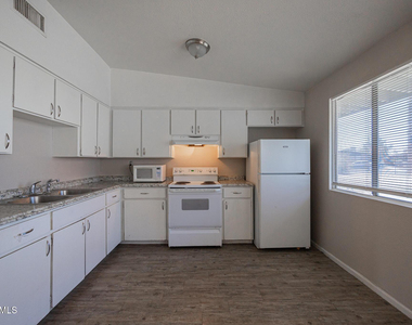 2115 W Devonshire Avenue - Photo Thumbnail 7