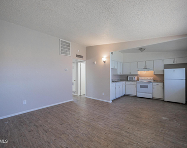 2115 W Devonshire Avenue - Photo Thumbnail 4