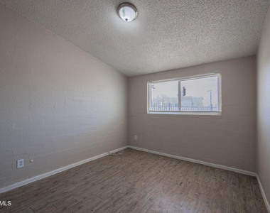 2115 W Devonshire Avenue - Photo Thumbnail 11