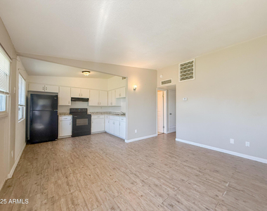 2123 W Devonshire Avenue - Photo Thumbnail 3