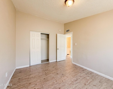 2123 W Devonshire Avenue - Photo Thumbnail 11