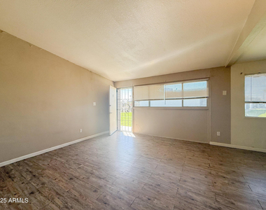 2123 W Devonshire Avenue - Photo Thumbnail 8