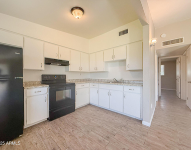 2123 W Devonshire Avenue - Photo Thumbnail 6