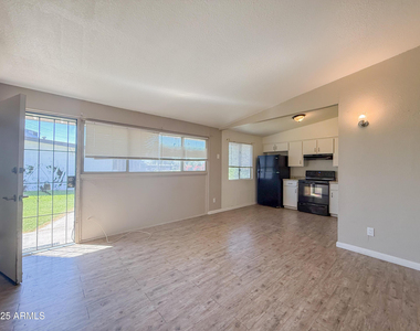 2123 W Devonshire Avenue - Photo Thumbnail 4